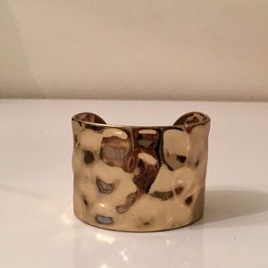 NWOT gold tone pebble design cuff bracelet